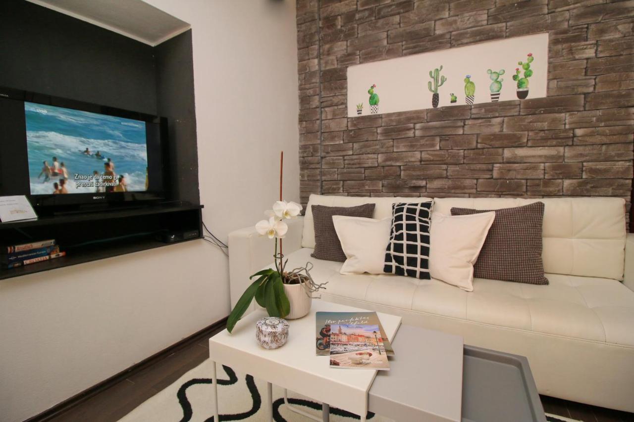 Carrera Corner Apartment Ровінь Екстер'єр фото